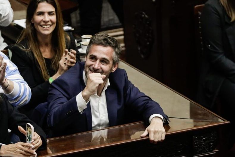 PUÑO CERRADO. Achával, a puro festejo en el Senado.
