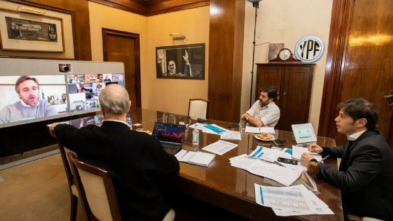 PANTALLA. Kicillof dialoga con Achával y otros intendentes durante la videoconferencia..