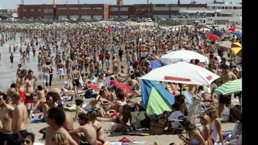 El intenso calor hizo que las playas estuvieran colmadas de turistas..