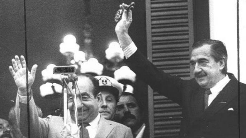 FOTO HISTÓRICA. Luiso Lagomarsino le entrega las llaves de la ciudad de Raúl Alfonsín. Año 1987. .