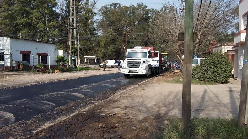 Hoy comenzó el trabajo de pavimentado. Foto: Miriam Hernández..