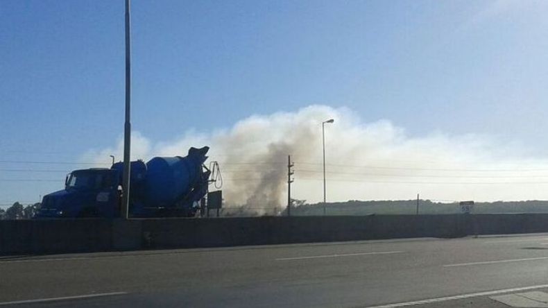 Basura lleva 24 horas quemándonse, aseguró Mariano, vecino que tomó esta foto..