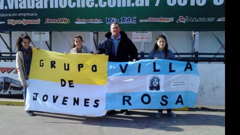 Un grupo de jóvenes de Villa Rosa, a punto de embarcar a Río..
