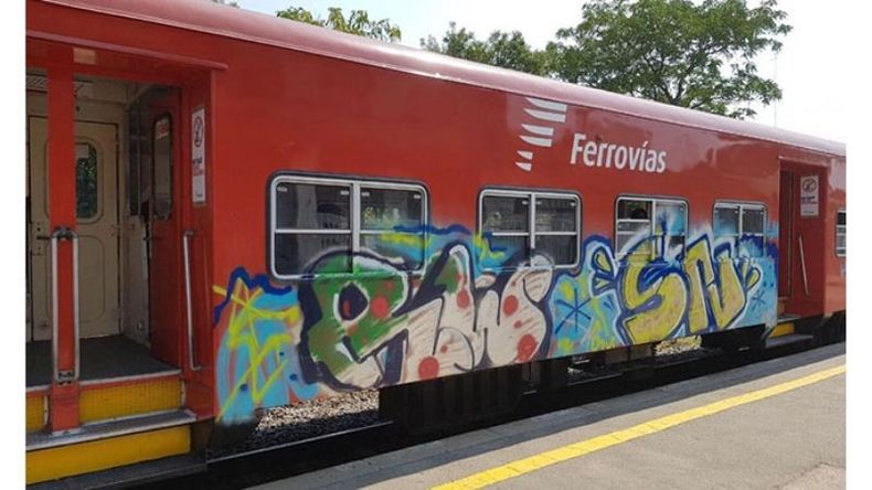 OBRA TERMINADA. Así quedó el vagón del Belgrano Norte tras las pintadas..