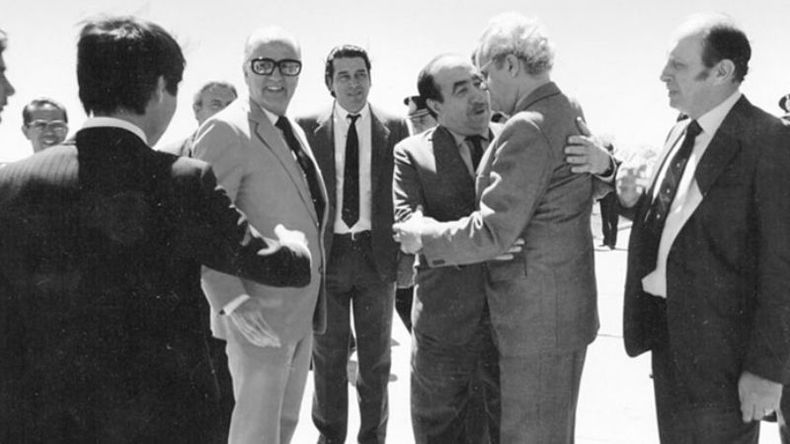 Inauguración de la planta de YKK Yoshida Argentina, el 11 de octubre de 1984 en el Parque Industrial de Pilar. El intendente de entonces, Luiso Lagomarsino, se saluda con los empresarios. .