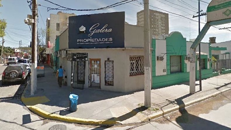 CÁMARA. El local asaltado ayer, a una cuadra de la plaza 12 de Octubre. .
