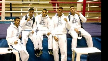 (Foto: Boxeo Amateur Argentino). Yamil Peralta (der.) junto a sus compañeros, Luis Verón, Brian Cháves, Alberto Melián y Facundo Ghiglione..