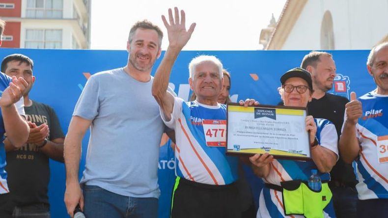 LA LEYENDA. Roberto Carlos Torres, a sus 90 años, completó los 5K. El intendente Achával le entrega un reconocimiento. .