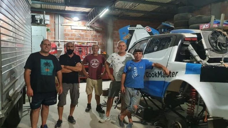 TALLER. Naivirt y equipo trabaja para dejar en condiciones a la Hilux..