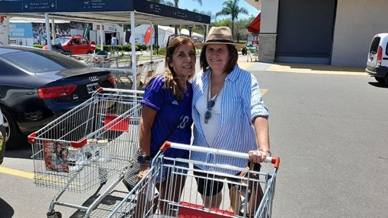 DE COMPRAS. En el supermercado, Bullrich saludó y se sacó fotos con seguidores locales. .