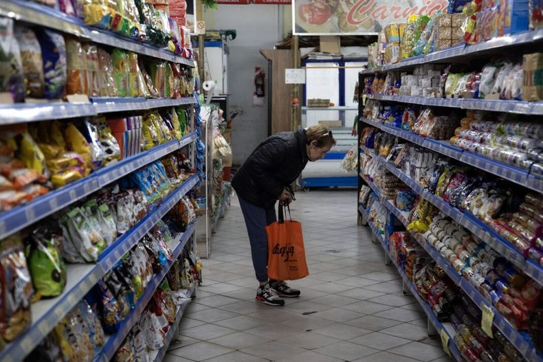 Según informó el INDEC, en octubre la canasta básica subió el 3.1% respecto a octubre, casi un punto por encima de la inflación. &nbsp;