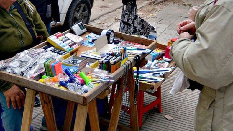 CONTROLES. La venta ambulante crece de la mano de la crisis..