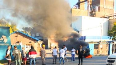 Los trabajadores bloquean la entrada a la exGanave. .