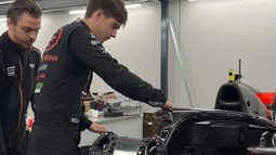 ENTRENAMIENTO. Varrone observa el monoplaza en los talleres del equipo VAR. ENTRENAMIENTO. Varrone observa el monoplaza en los talleres del equipo VAR.