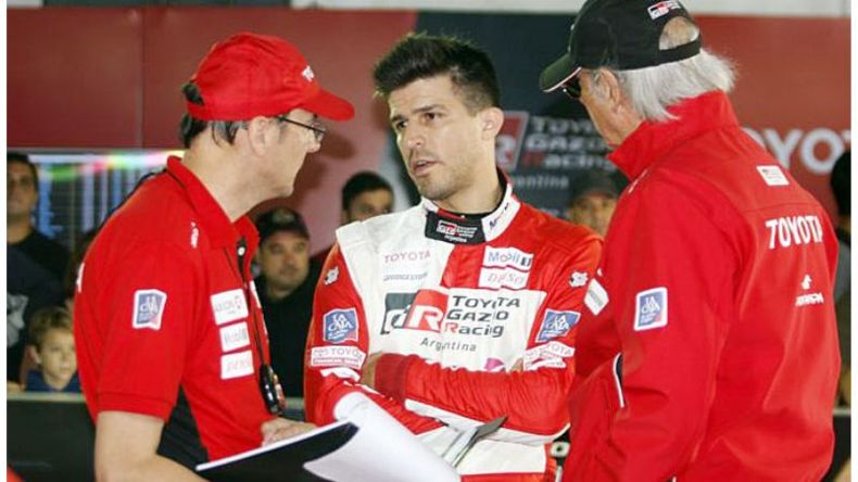 EQUIPO. Rossi habla con los responsables del Toyota Team sobre en el rendimiento del Corolla..