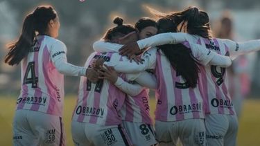 ABRAZO DE GOL. Las Reinas se reencontraron con el triunfo en Comunidad Deportiva.