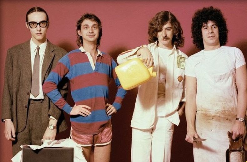 Pedro Aznar, David Lebón, Charly García y Oscar Moro en la icónica tapa de La grasa de las capitales.