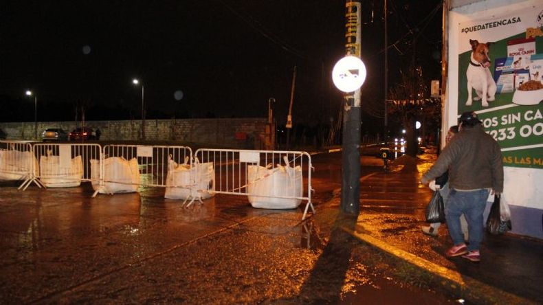 VALLADO. El ingreso a Pilar por la calle Guido fue cerrado hoy, junto con Guido y Rivadavia. .