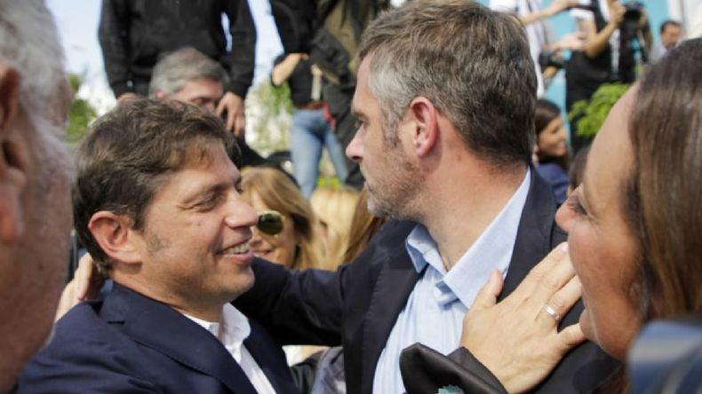 ABRAZO. Achával saluda a Kicillof en La Plata. El jueves lo había recibido en Pilar. .