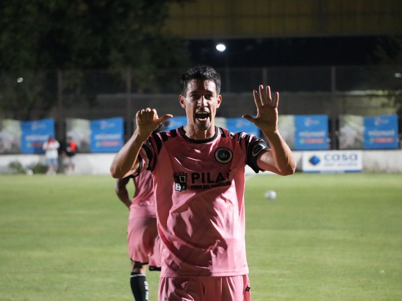 El Crocco-gol. El volante llegó a los 25 tantos con la camiseta de Real Pilar y se convirtió en el segundo goleador histórico del Monarca.&nbsp;