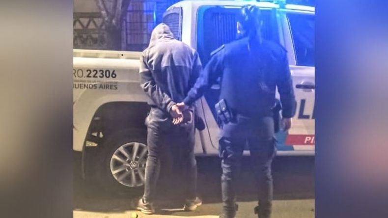 El ladrón de 19 años fue reducido a golpes por el dueño de la casa a la que entró a robar. .