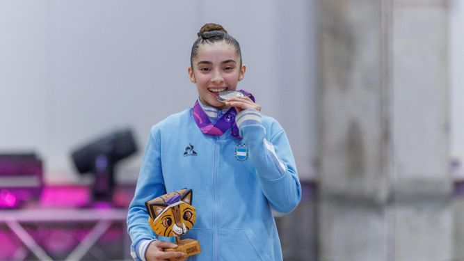 Julieta Lucas luciendo su medalla en los Juegos Panamericanos de Asunción 2025.
