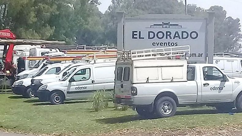 FIESTA. Camionetas de Edenor, el miércoles, frente a un salón de eventos de Pilar. .