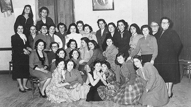 Un grupo de damas de Derqui posa para la cámara en el salón principal de la sede del Club Unión, en el año 1953..