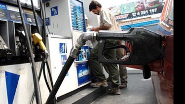 La cámara llamó a las estaciones a no cobrar la tasa al combustible..