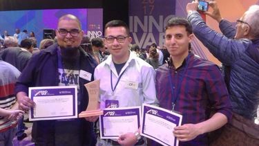 Los responsables detrás de Juega Juampi, con la distinción otorgada por el Ministerio de Ciencia..