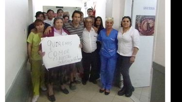 HAMBRE. Los trabajadores reclamaron que les devuelvan el alimento..