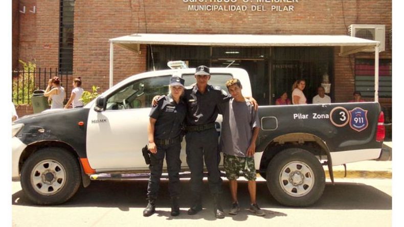PADRINOS. La oficial Cabrera y el sargento Mora junto al padre. .