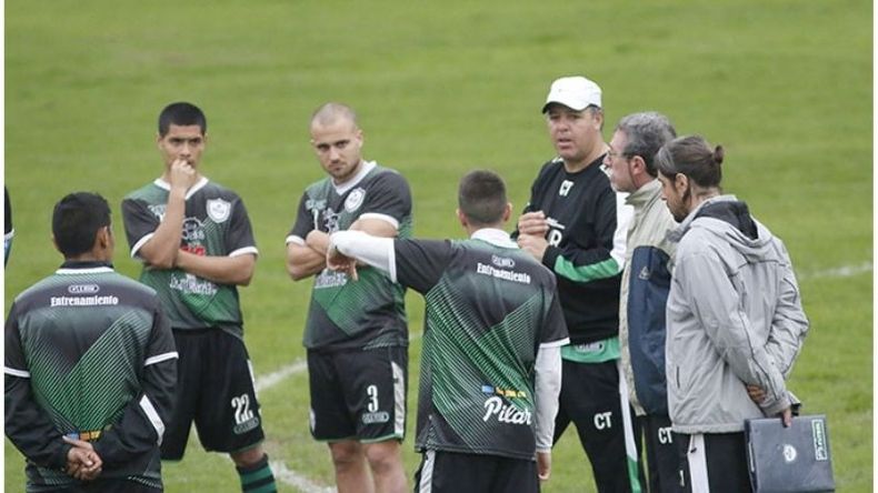(ALEJANDRO CANO). TÁCTICA. Romano le marca la jugada a Binaghi, en la práctica de ayer..