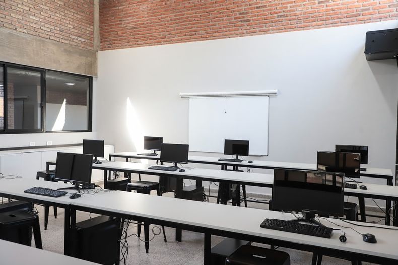 La escuela cuenta con 12 aulas, laboratorio, SUM y más prestaciones.