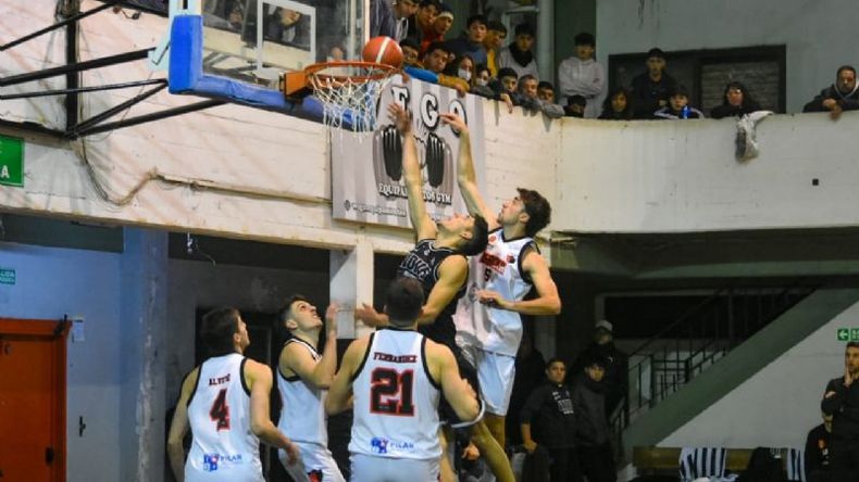 EN LAS ALTURAS. Nicolás Henriques pelea el rebote. Foto: Los Indios de Moreno..