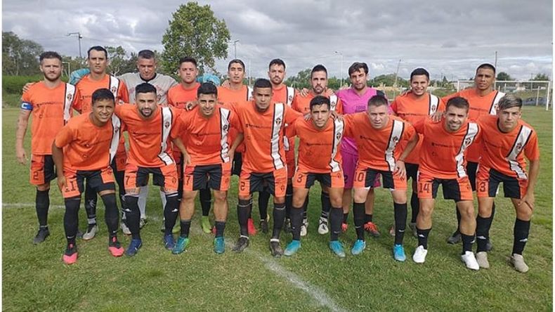 NARANJA. Manzanares arrancó la Copa Pilar con victoria. Hoy recibe a Real Pilar. .