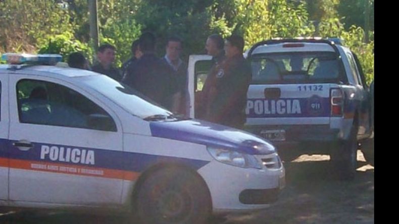 La policía, en el lugar donde se detuvo al sospechoso del abuso..