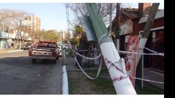 RESPUESTA. Las denuncias por caída de postes no son atendidas por las empresas..
