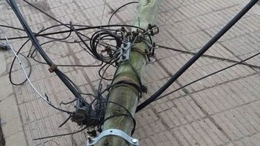 Vecinos en alerta por un poste caído con cables expuestos
