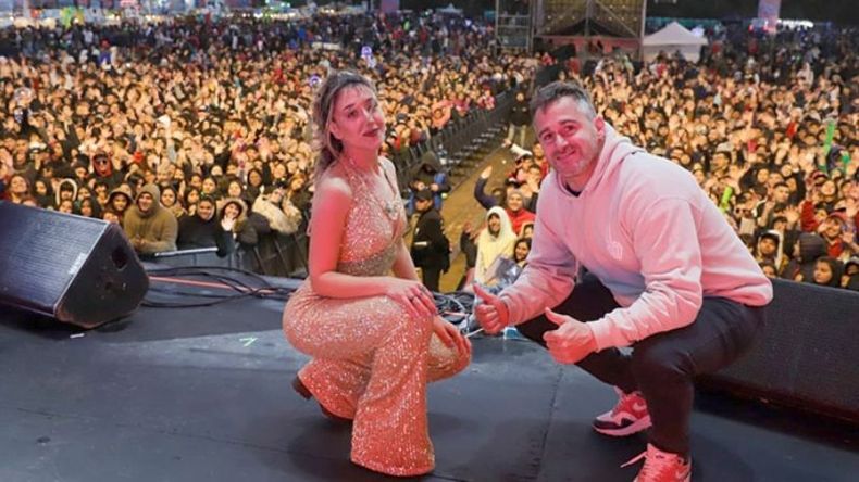 PREVIA. La cantante pilarense Sunny, junto al intendente Achával. .
