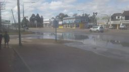 Cuatro cuadras de agua por un caño roto