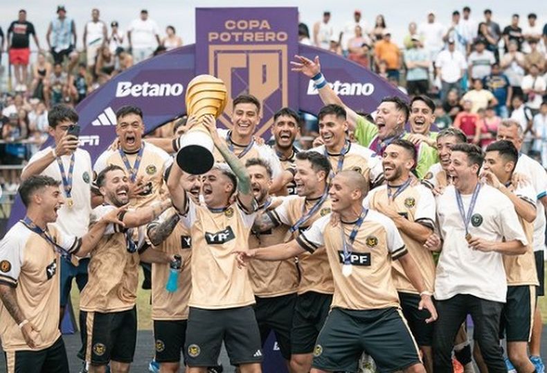 Markito Navaja levantó la Copa Potrero en el Club Municipal Lionel Messi de Presidente Derqui.