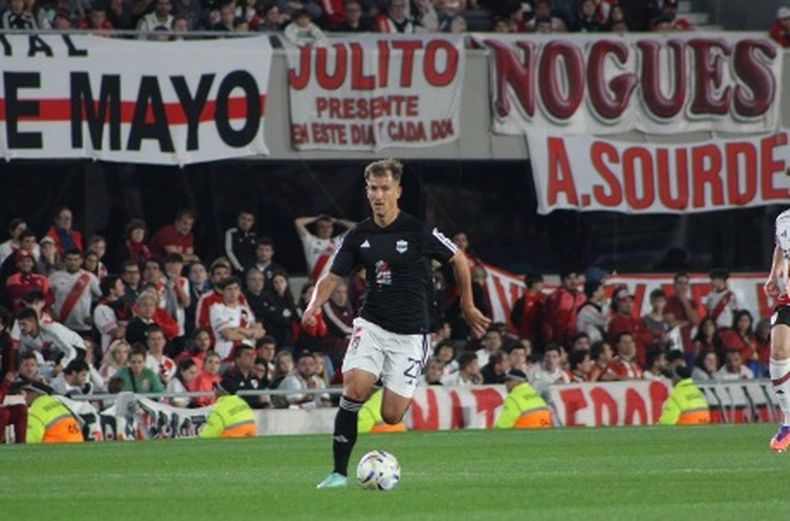 Mateo Ramírez dominando la pelota en el Monumental ante River Plate.