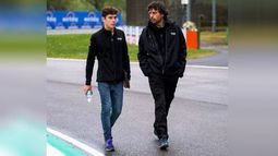 CAMINAR. Franco y el director del VAR recorren la pista de Imola..