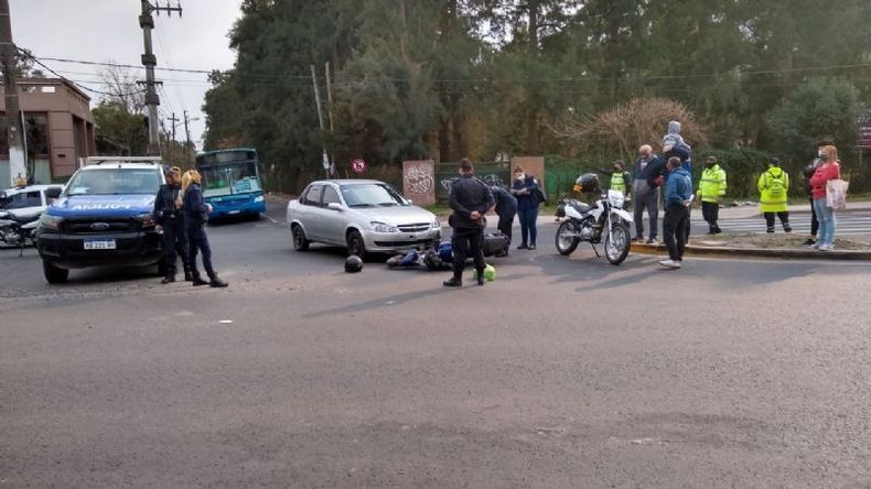 Este jueves se produjo un choque entre auto y moto..