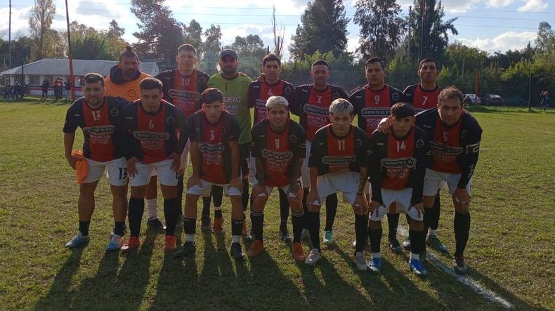 PUNTERO. El once inicial de Villa Rosa que ganó como local y es líder.
