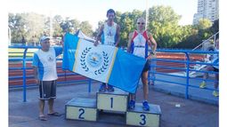 BIEN ARRIBA. Chily Aquino en lo más alto del podio de los 5.000 metros..