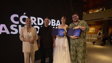 PREMIADA. Lola Benavente, con su galardón, tras presentación en el certamen.