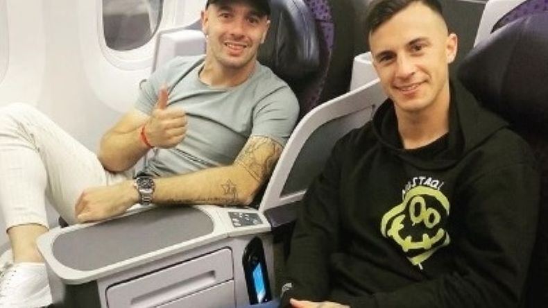 Lotti, a bordo del avión junto a Ramiro Carrera..