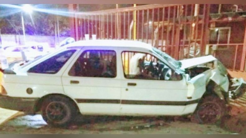 Uno de los autos involucrados terminó impactando contra la reja de una empresa. Foto @juancaimpacto.